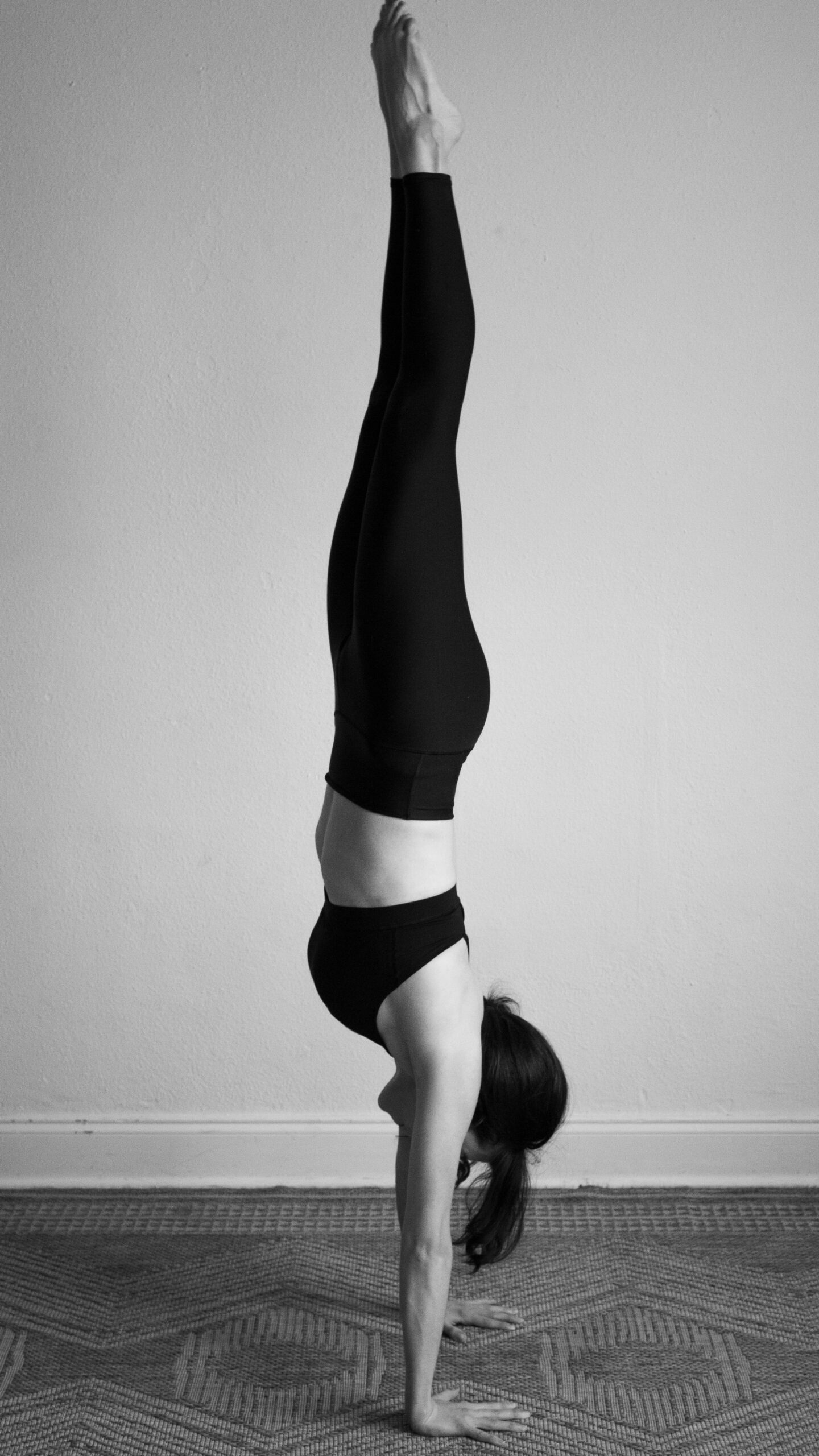 21 Easy Handstand Drills to Help You Balance Elizabeth Vigen